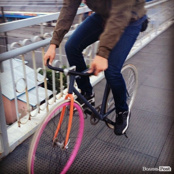 Велосипед на пішохідному мосту @sashakagor